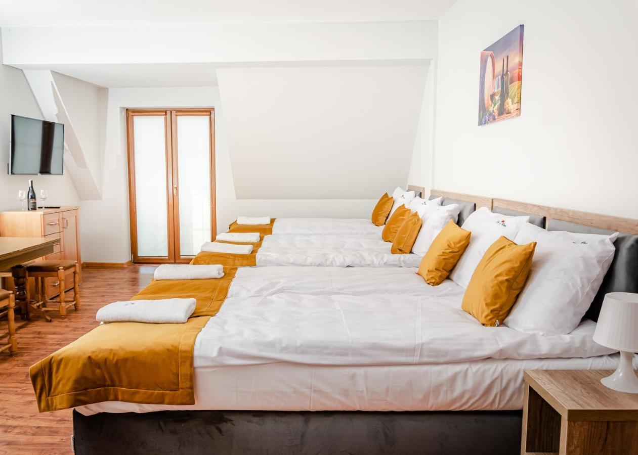 Sun & Wine Hotel โปเบียโรโว ภายนอก รูปภาพ